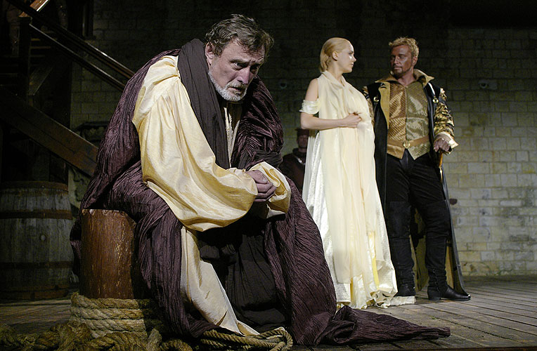 Othello, Ladislav Frej (Brabancio), v pozadí Lucie Vondráčková (Desdemona) s Michalem Dlouhým (Othello), zdroj: © AGENTURA SCHOK, foto: Viktor Kronbauer, tel.: 603 473 507