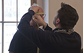 Pavel Nový a krejčí Aleš Frýba, měření hlavy, Mnoho povyku pro nic 2014, zdroj: © AGENTURA SCHOK, foto: Viktor Kronbauer
