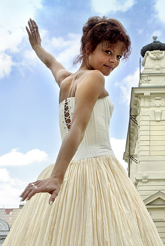Antonie Talacková jako Miranda (před Divadlem na Vinohradech, kde se zkouší Bouře), zdroj: © AGENTURA SCHOK, foto: Viktor Kronbauer