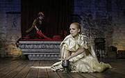 Othello, Lucie Vondráčková (Desdemona), v pozadí Barbora Munzarová (Emílie), foto: Viktor Kronbauer, tel.: 603 473 507, zdroj: © AGENTURA SCHOK