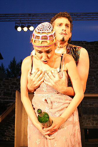 Komedie omylů, PaS de Théâtre, Petr Sýkora (Antifolus syrakuský), Tereza Dočkalová (Luciana),  Radovan Šťastný, source: © PaS de Théâtre