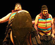 Komedie omylů, PaS de Théâtre, Jiří Sedláček (Dromio Syrakuský), Vladimír Polák (Dromio Efeský), foto: Radovan Šťastný, zdroj: © PaS de Théâtre