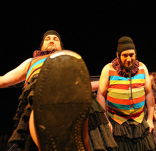 Komedie omylů, PaS de Théâtre, Jiří Sedláček (Dromio Syrakuský), Vladimír Polák (Dromio Efeský),  Radovan Šťastný, source: © PaS de Théâtre