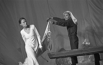 Linda Rybová  a Jan Tříska - Král Lear, 2002, foto: © Viktor Kronbauer | Letní shakespearovské slavnosti [ROK], AGENTURA SCHOK, Praha