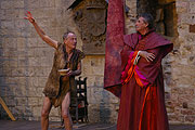 Bouře, Jan Tříska (Kaliban), Emil Horváth (Prospero), foto: Viktor Kronbauer, zdroj: © AGENTURA SCHOK