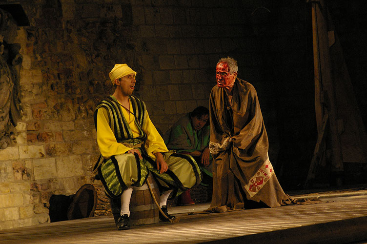 Tomáš Pavelka (Stefano), Ondřej Pavelka (Trinkulo), Jan Tříska (Kaliban), source: © AGENTURA SCHOK, photo: Viktor Kronbauer