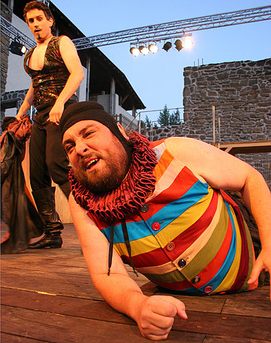 Komedie omylů: Jiří Sedláček, v pozadí Petr Sýkora,  Radovan Šťastný, source: © PaS de Theatre