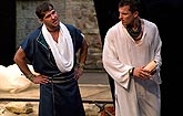 Petr Halberstadt (Enobarbus), Ján Koleník (Antonius), foto: Viktor Kronbauer, zdroj: © AGENTURA SCHOK | Letní shakespearovské slavnosti [ROK], AGENTURA SCHOK, Praha