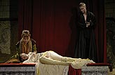 Othello, Barbora Munzarová (Emílie), Zuzana Vejvodová (Desdemona), Michal Dlouhý (Othello), foto: Viktor Kronbauer, tel.: 603 473 507, zdroj: © AGENTURA SCHOK