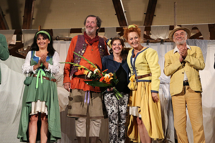 Eva Režnarová, Bolek Polívka, Simona Stašová, Jiří Čapka a uprostřed Radka Šťastná - stotisící divák Veselých paniček windsorských (16. 8. 2013)