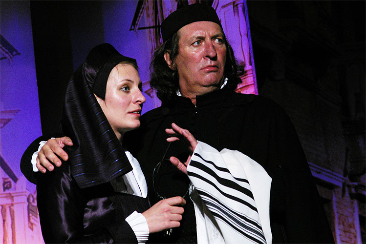Kupec benátský, Anna Polívková (Jessika) a Bolek Polívka (Shylock), zdroj: © AGENTURA SCHOK, foto: Viktor Kronbauer, tel.: 603 473 507