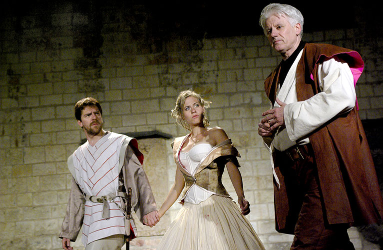 Bouře, Viktor Limr (Ferdinand), Zuzana Kajnarová (Miranda), Emil Horváth (Prospero), zdroj: © AGENTURA SCHOK, foto: Viktor Kronbauer