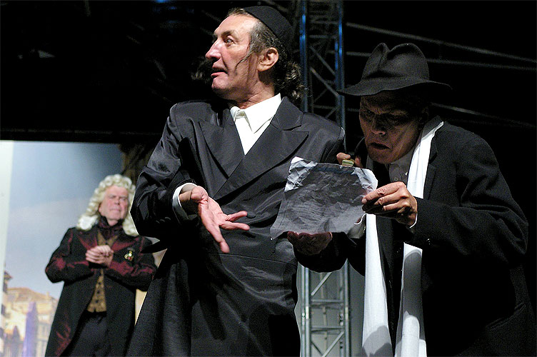 Kupec benátský, Bolek Polívka (Shylock) a Jan Přeučil (Tubal), zdroj: © AGENTURA SCHOK, foto: Viktor Kronbauer, tel.: 603 473 507