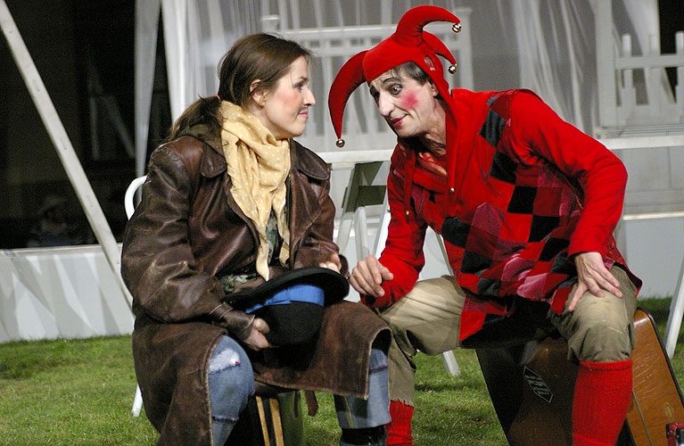 Soňa Norisová (Rosalinda), Miroslav Noga (Brousek), Jak se vám líbí, zdroj: © AGENTURA SCHOK, foto: Viktor Kronbauer