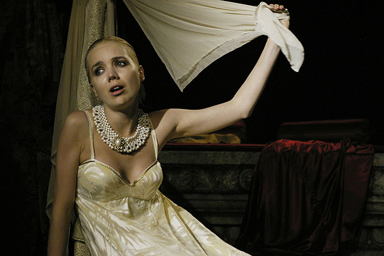 Othello, Lucie Vondráčková (Desdemona), zdroj: © AGENTURA SCHOK, foto: Viktor Kronbauer, tel.: 603 473 507