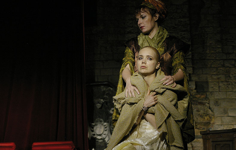 Othello, Barbora Munzarová (Emílie), Lucie Vondráčková (Desdemona), zdroj: © AGENTURA SCHOK, foto: Viktor Kronbauer, tel.: 603 473 507