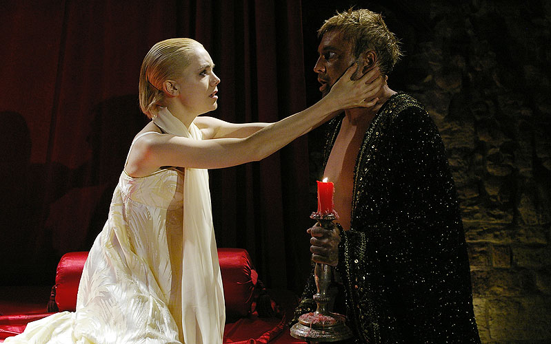 Othello, Lucie Vondráčková (Desdemona), Michal Dlouhý (Othello), zdroj: © AGENTURA SCHOK, foto: Viktor Kronbauer, tel.: 603 473 507