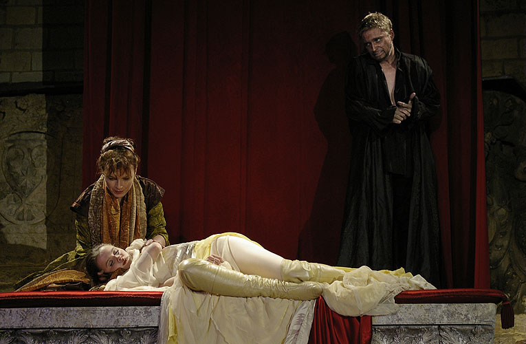 Othello, Barbora Munzarová (Emílie), Zuzana Vejvodová (Desdemona), Michal Dlouhý (Othello), zdroj: © AGENTURA SCHOK, foto: Viktor Kronbauer, tel.: 603 473 507