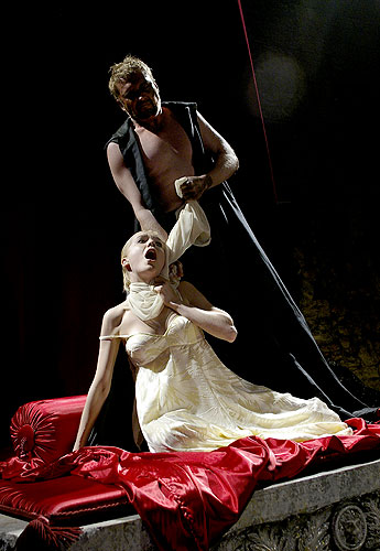 Othello, Lucie Vondráčková (Desdemona), Michal Dlouhý (Othello), zdroj: © AGENTURA SCHOK, foto: Viktor Kronbauer, tel.: 603 473 507