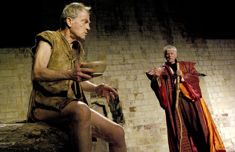 Bouře, Jan Tříska (Kaliban), Emil Horváth (Prospero), zdroj: © AGENTURA SCHOK, foto: Viktor Kronbauer