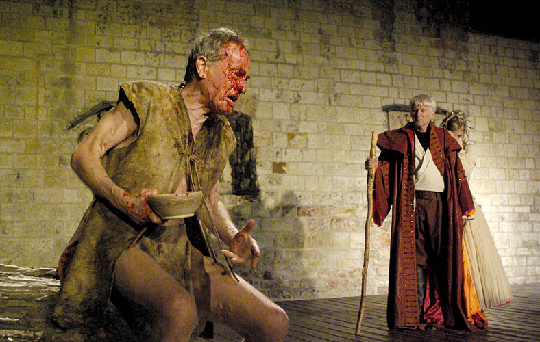 Bouře, Jan Tříska (Kaliban), Emil Horváth (Prospero), Zuzana Kajnarová (Miranda), zdroj: © AGENTURA SCHOK, foto: Viktor Kronbauer