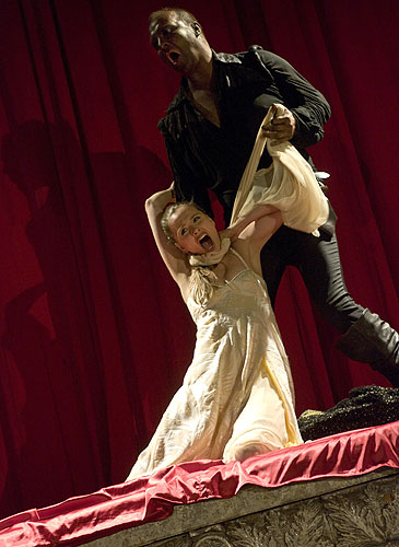 Zuzana Vejvodová (Desdemona), Martin Zahálka (Othello), zdroj: © AGENTURA SCHOK, foto: Viktor Kronbauer