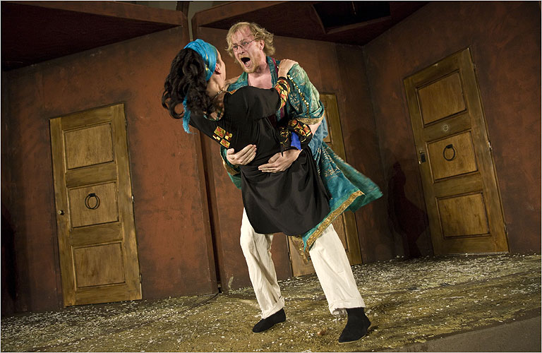 Martin Pechlát (Antifolus syrakuský), Jana Stryková (Luciana), zdroj: © AGENTURA SCHOK, foto: Viktor Kronbauer