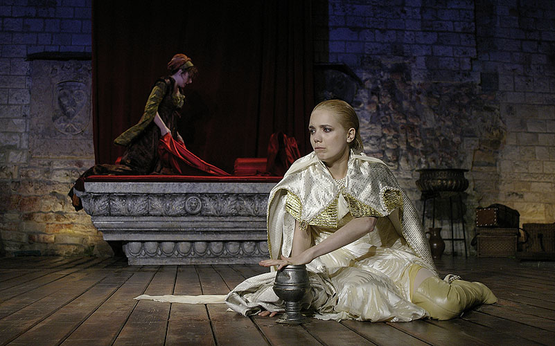 Othello, Lucie Vondráčková (Desdemona), v pozadí Barbora Munzarová (Emílie), zdroj: © AGENTURA SCHOK, foto: Viktor Kronbauer, tel.: 603 473 507