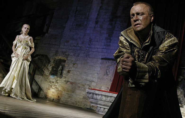 Othello, Lucie Vondráčková (Desdemona), Martin Zahálka (Othello), zdroj: © AGENTURA SCHOK, foto: Viktor Kronbauer, tel.: 603 473 507