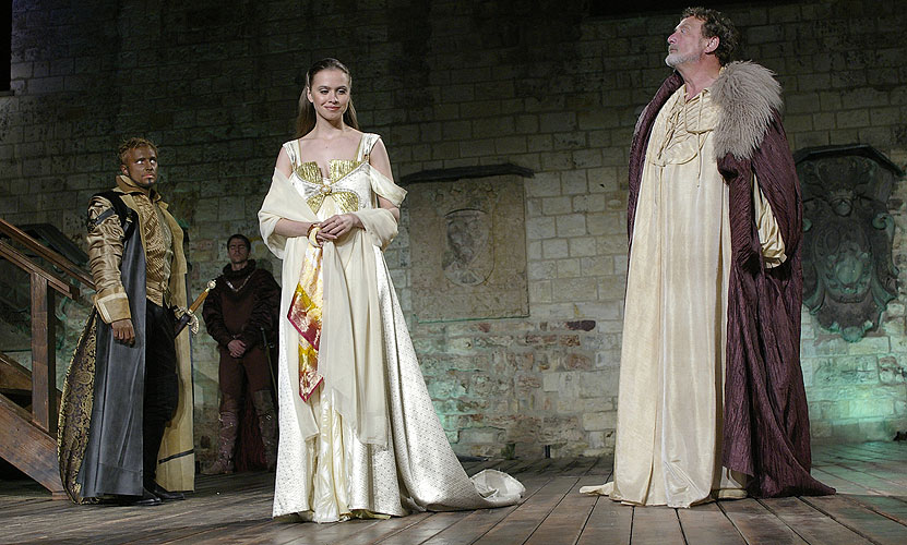 Othello, Michal Dlouhý (Othello), Zuzana Vejvodová (Desdemona), Ladislav Frej (Brabantio), zdroj: © AGENTURA SCHOK, foto: Viktor Kronbauer, tel.: 603 473 507