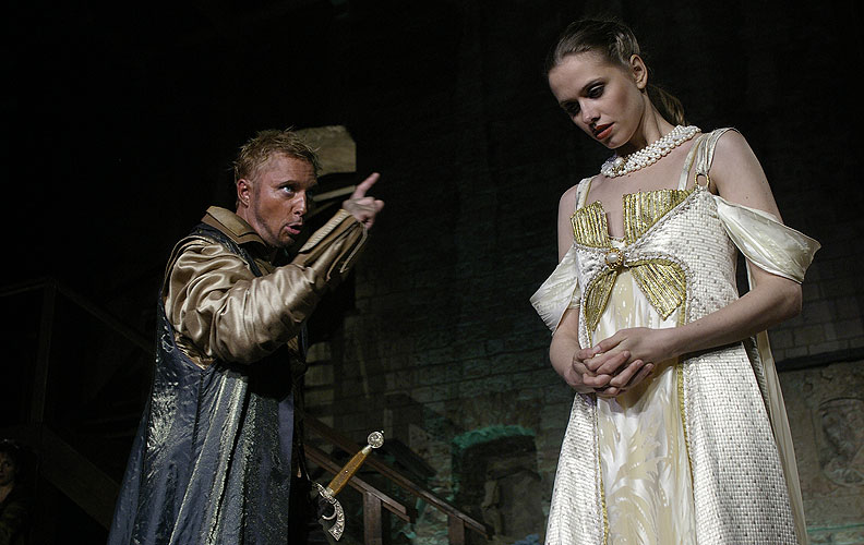 Othello, Michal Dlouhý (Othello), Zuzana Vejvodová (Desdemona), zdroj: © AGENTURA SCHOK, foto: Viktor Kronbauer, tel.: 603 473 507