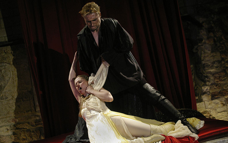 Othello, Zuzana Vejvodová (Desdemona), Michal Dlouhý (Othello), zdroj: © AGENTURA SCHOK, foto: Viktor Kronbauer, tel.: 603 473 507