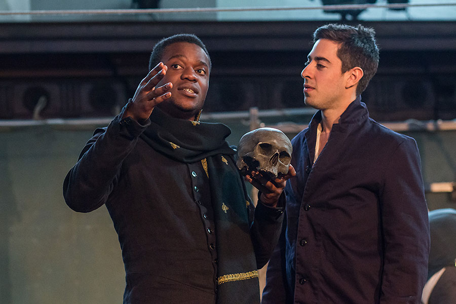 Ladi Emeruwa (L) Matthew Roman (P), Globe on Tour's Hamlet 2014