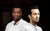 Ladi Emeruwa a Naeem Hayat - 2 Hamleti, Globe on Tour's Hamlet 2014, foto: Bronwen Sharp