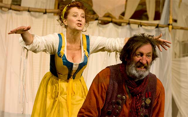Simona Stašová (paní Pažoutová), Bolek Polívka (Falstaff), Veselé paničky windsorské 2009, zdroj: © AGENTURA SCHOK, foto: Viktor Kronbauer Simona Stašová (paní Pažoutová), Bolek Polívka (Falstaff), Veselé paničky windsorské 2009, zdroj: © AGENTURA SCHOK, foto: Viktor Kronbauer