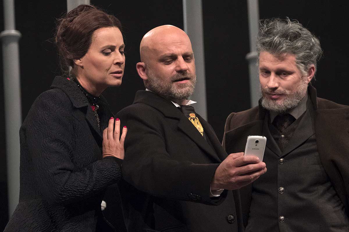 Lenka Vlasáková, Hynek Čermák a Ladislav Hampl, Hamlet	, zdroj: © AGENTURA SCHOK, foto: Viktor Kronbauer