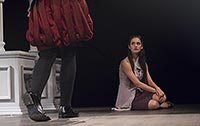 Veronika Čermák Macková a nohy Pavla Šimčíka, Hamlet	, zdroj: © AGENTURA SCHOK, foto: Viktor Kronbauer