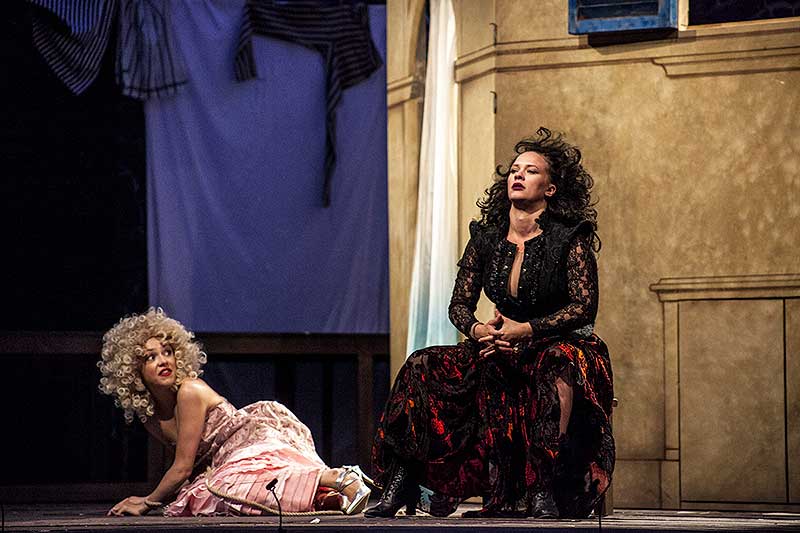 Zkrocení zlé ženy, zdroj: © PaS de Theatre, foto: Petr Kiška Zkrocení zlé ženy, zdroj: © PaS de Theatre, foto: Petr Kiška