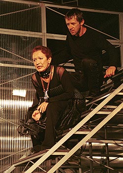Hana Maciuchová (Gertruda) a Jiří Langmajer (Hamlet), foto: Ivo Mičkal Hana Maciuchová (Gertruda) a Jiří Langmajer (Hamlet), foto: Ivo Mičkal