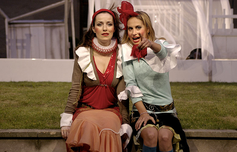 Soňa Norisová (Rosalinda), Danica Jurčová (Célie), Jak se vám líbí, source: © AGENTURA SCHOK, photo: Viktor Kronbauer