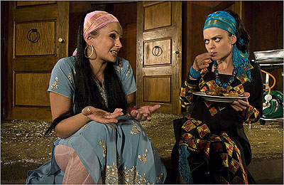 Jitka Čvančarová (Adriana), Jana Stryková (Luciana), foto: Viktor Kronbauer, zdroj: © AGENTURA SCHOK