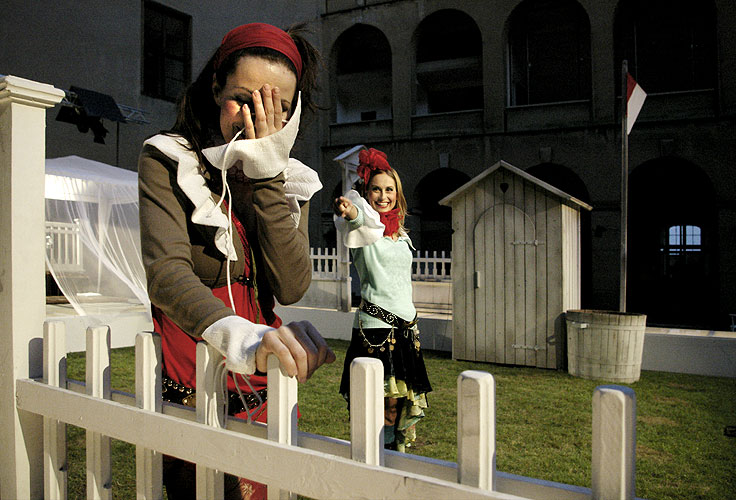 Soňa Norisová (Rosalinda), Danica Jurčová (Célie), Jak se vám líbí, zdroj: © AGENTURA SCHOK, foto: Viktor Kronbauer