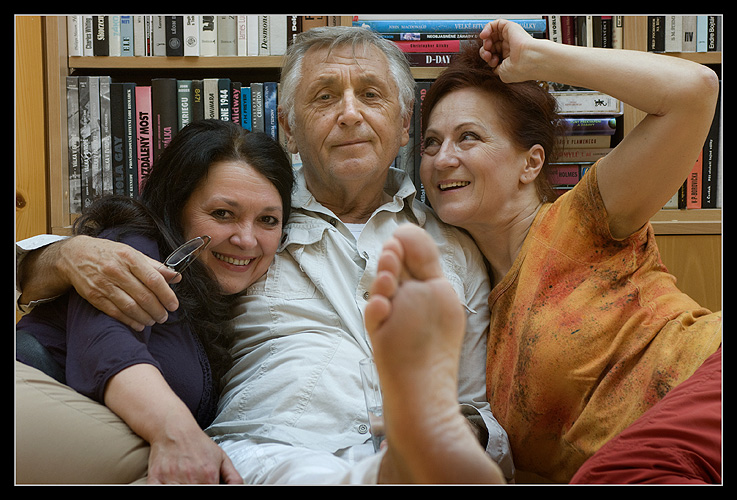 Eva Režnarová, Jiří Menzel a Simona Stašová při zkoušce Veselých paniček windsorských v bytě režiséra Menzela, source: © AGENTURA SCHOK, photo: Viktor Kronbauer