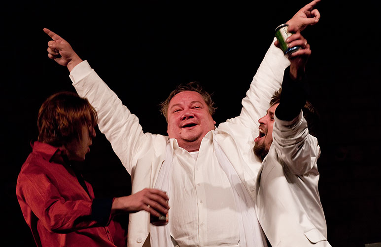 Jiří Racek (Poins), Norbert Lichý (Falstaff), Jan Dolanský (princ Jindřich),  Viktor Kronbauer, source: © AGENTURA SCHOK