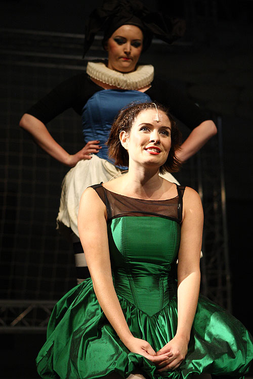 Barbora Švidraňová (Lucetta), Zuzana Norisová (Júlia), Dvaja páni z Verony, foto: Peter Frolo, zdroj: © Agentúra JAY Production