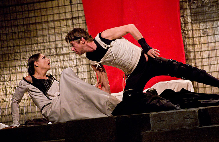 Klára Issová (Lady Anna), Jiří Langmajer (Richard), Richard III. (premiéra roku 2012)